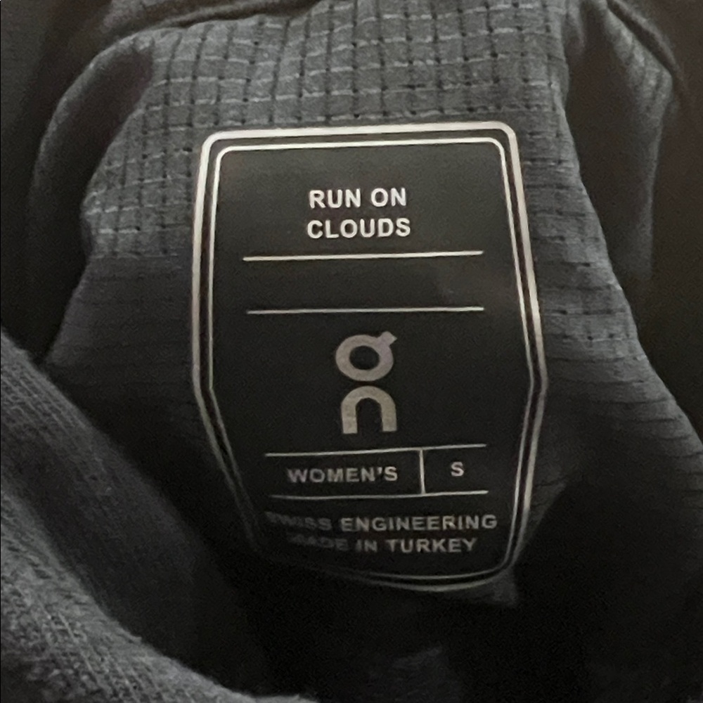 ON Running Club Hoodie - Picture 5 of 7